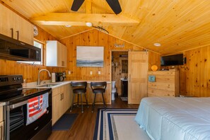 Internet, bed sheets - Beachy cottage steps from ocean with A/C & outdoor shower (Ocean Bay Park)