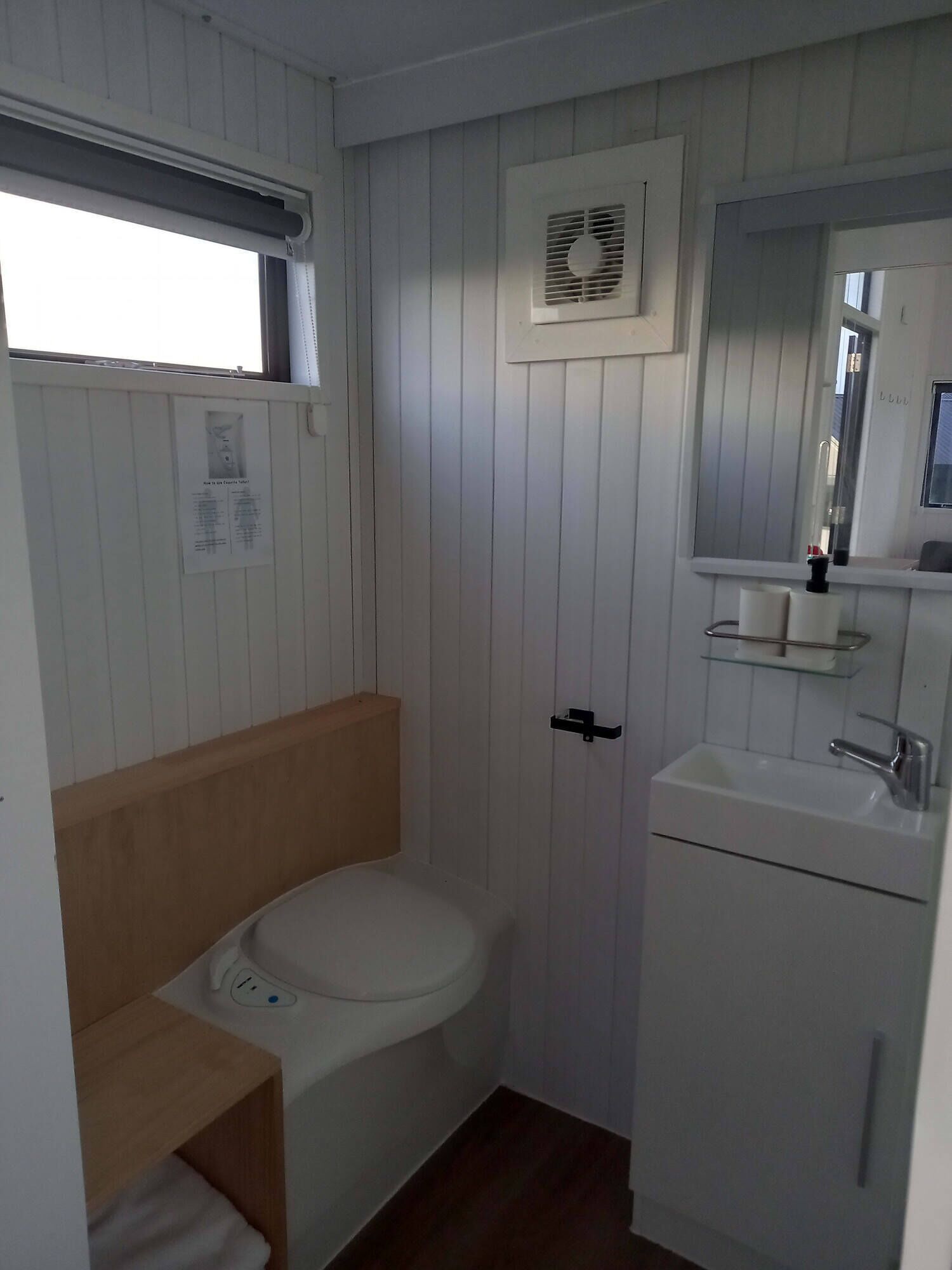 Douche, sèche-cheveux, serviettes fournies