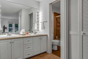 Dusche, Haartrockner, Handtücher