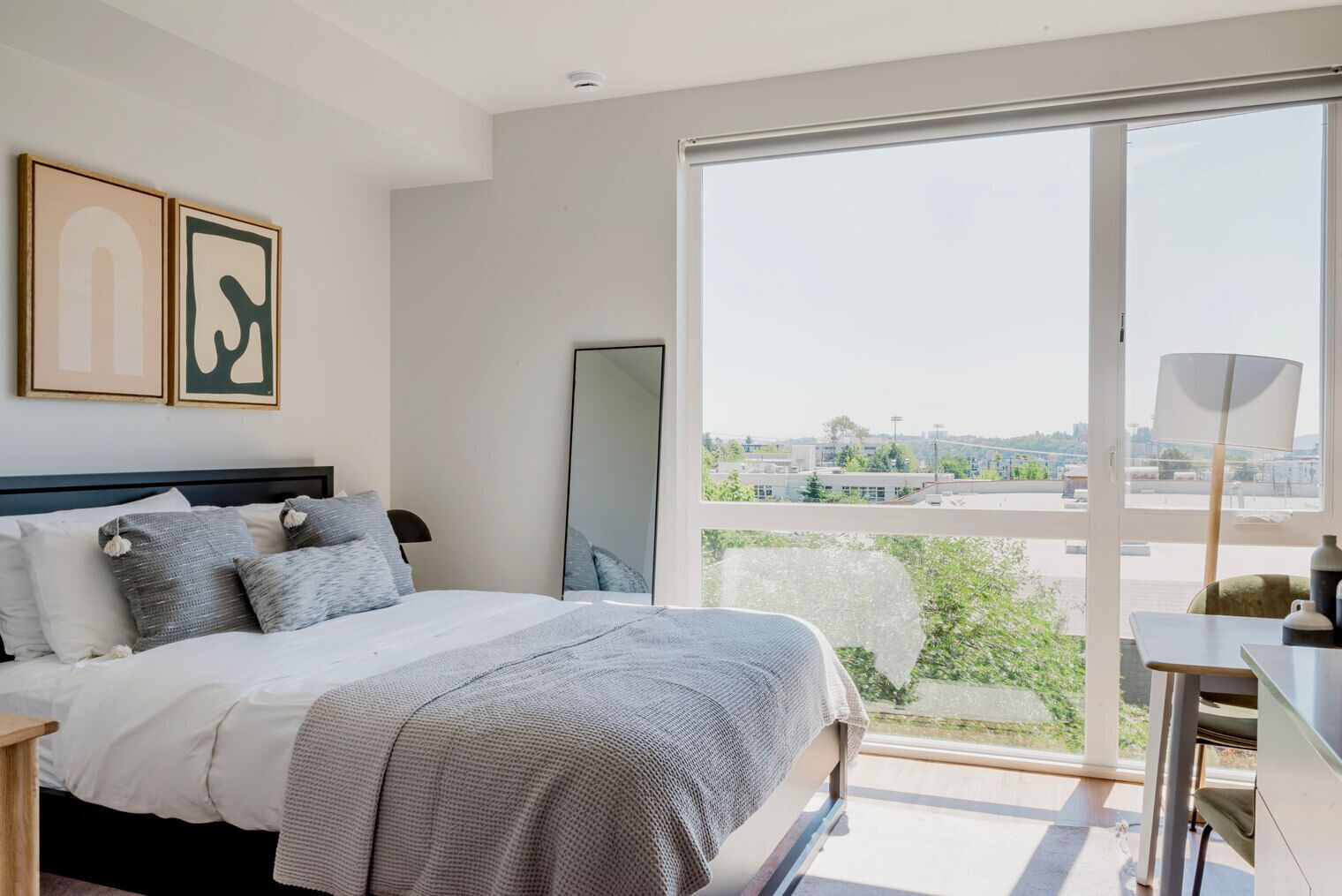 Tabla de planchar con plancha, wifi y ropa de cama 