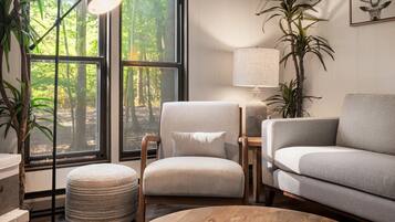 TV, peis og kontorer