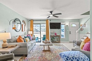 Een smart-tv, een dvd-speler, een stereo en een kantoor