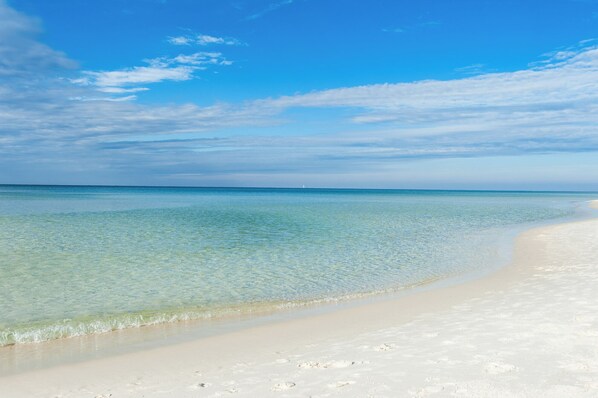 On the beach - 1 min walk to the beach! Private hot tub! Free Parking! (Panama City Beach)