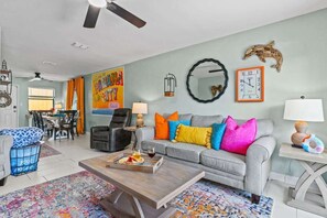 Een smart-tv, een dvd-speler, een stereo en een kantoor