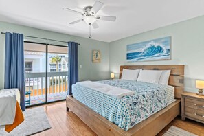 2 bedrooms, desk, iron/ironing board, free WiFi - 1 min walk to the beach! Private hot tub! Free Parking! (Panama City Beach)