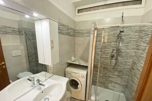 Bathroom - Paranzella Ostia Holiday Apartment (ROMA)