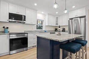 ثلاجة، ميكروويف، فرن، موقد طهي مسطح