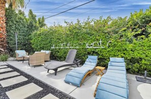 Property grounds - Charming 3-bedroom house with WiFi and AC in fantastic Cathedral City! (Cathedral City)