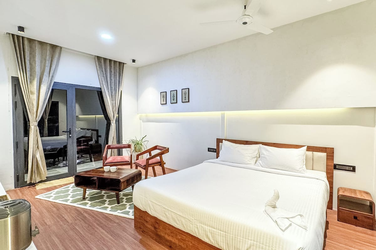 Deluxe Studio Suite | Premium bedding, free WiFi, bed sheets