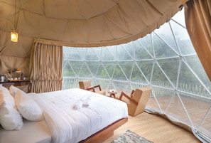 360 Dome Suite | Sängtillbehör av högsta kvalitet, gratis wi-fi och sängkläder