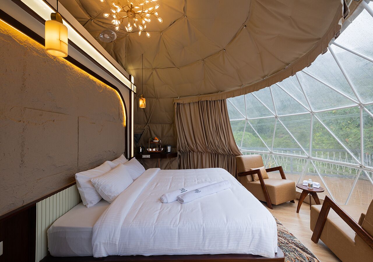 Une chambre spacieuse avec un grand lit, une petite table et une chaise.