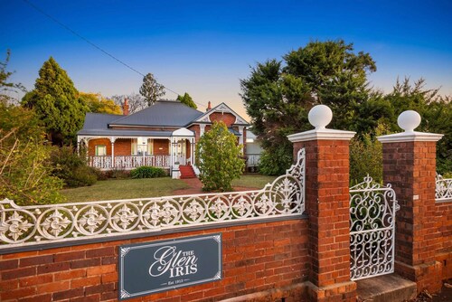 The Glen Iris 1913 - Historic Charm Meets Modern Comfort in a central location