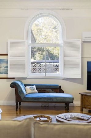 Fernseher, Kamin, BĂŒcher
