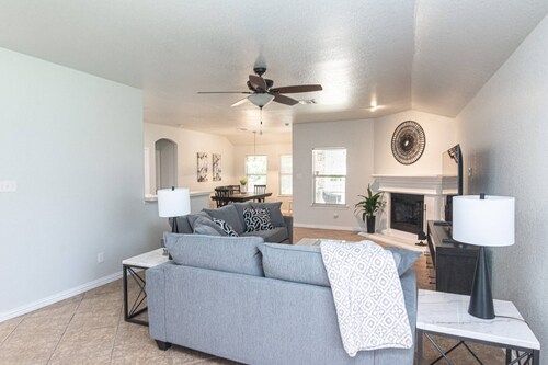 Pet-Friendly Midlothian Home Near Wedding Venues – Large Yard, Patio and Smart TVs for Relaxation!