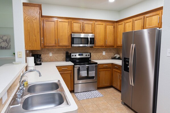 Refrigerador, microondas, lavavajillas y cafetera y tetera 