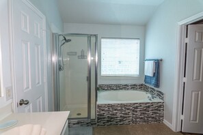Shower, hair dryer, shampoo - Spacious 4BR Midlothian Home | Sleeps 10 | ~35 Min to AT&T Stadium World Cup (Midlothian)