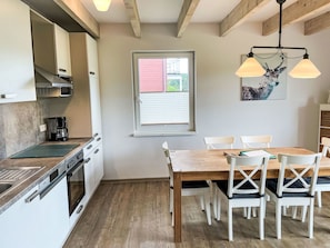 Kühlschrank, Ofen, Geschirrspüler, Kochgeschirr/Geschirr/Besteck
