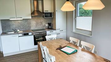 Kühlschrank, Ofen, Geschirrspüler, Kochgeschirr/Geschirr/Besteck