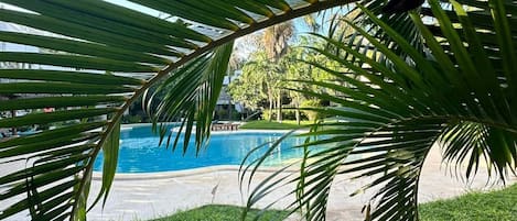 Una piscina al aire libre