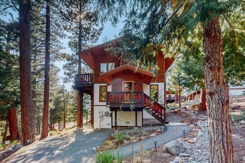 Beautiful home with private pool table, spacious deck, & pool access