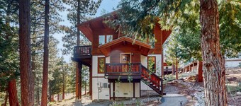 Beautiful home with private pool table, spacious deck, & pool access