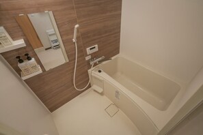 Comfort Villa | Bathroom | Combined shower/tub, rainfall showerhead, free toiletries, hair dryer - Miyu Bonichi (Osaka)