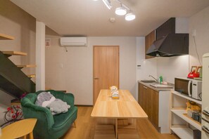 Comfort-Villa | Essbereich im Zimmer