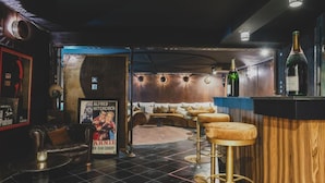 Bar (trong khuôn viên)