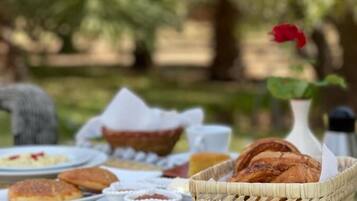 Tägliches inbegriffenes kontinentales Frühstück