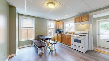 KĂŒhlschrank, Mikrowelle, Ofen, Herdplatte