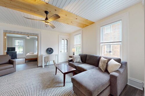 Bright and airy apartment in wine region & close to lakes