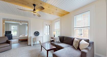 Bright and airy apartment in wine region & close to lakes