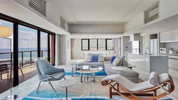 Premier suite, 2 slaapkamers, niet-roken (Deluxe, Ocean front) | Een minibar, een kluis op de kamer, verduisterende gordijnen