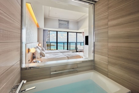 Bañera y ducha independientes, bañera profunda. Hotel Shigira Mirage Beach Front