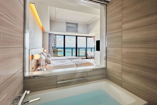 Premier suite, 2 slaapkamers, niet-roken (Deluxe, Ocean front) | Badkamer | Een aparte badkuip en douche, een diep bad, gratis toiletartikelen