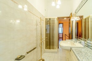 Dutxa, assecador de cabells i bidet 