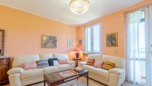 A living room with two sofas, a coffee table, and a chandelier. - Colle Degli Ometti Vintage Chic Flat x5 (Genova)