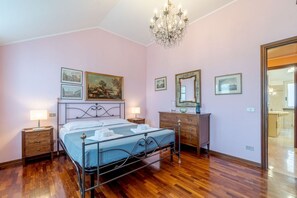 2 dormitorios, tabla de planchar con plancha, wifi y ropa de cama