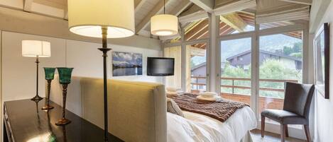 5 chambres, bureau, fer et planche à repasser, lit de bébé portatif