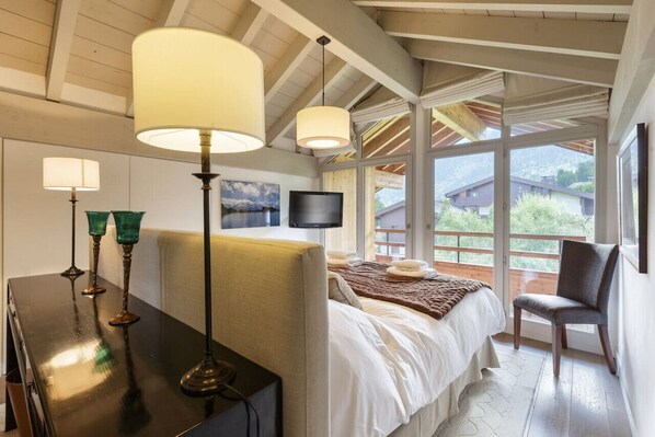5 bedrooms, desk, iron/ironing board, travel cot