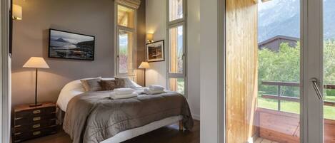 5 bedrooms, desk, iron/ironing board, travel crib