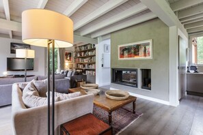 Smart TV, fireplace, stereo