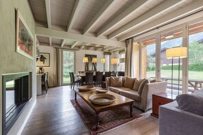 Smart TV, fireplace, stereo