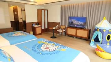Une chambre d’hôtel avec deux lits, une télévision, une petite table, une chaise, une armoire et une décoration rappelant une tente.