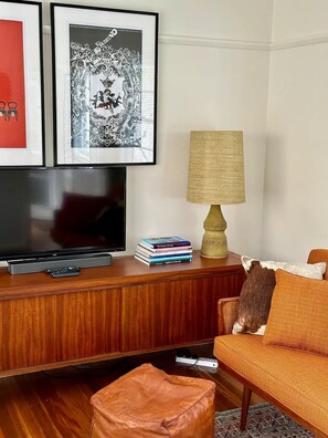 TV, books - Restored one bedroom holiday flat. (Katoomba)