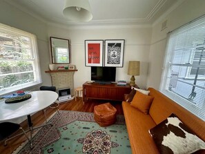 TV, books - Restored one bedroom holiday flat. (Katoomba)
