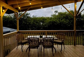 Outdoor dining - BenTiki's Yurt in Waiohinu (Naalehu)