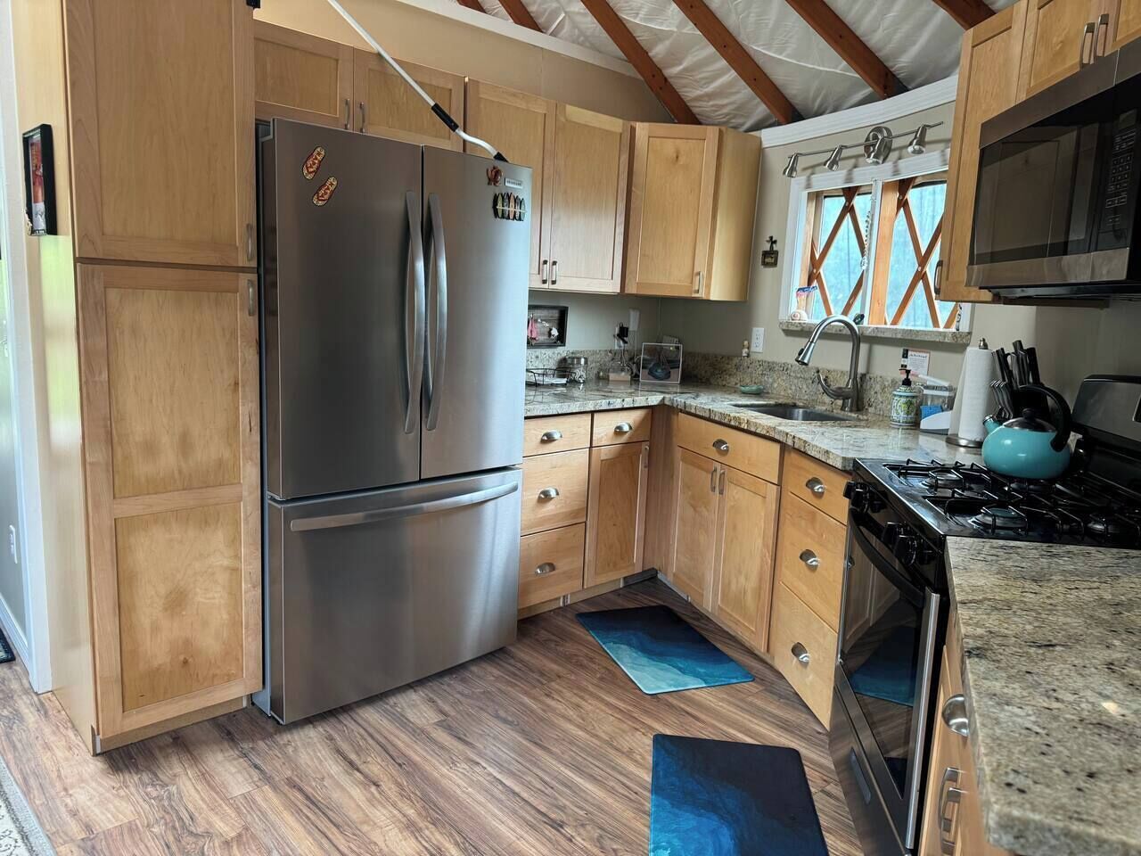 Cookware/dishes/utensils, dining tables