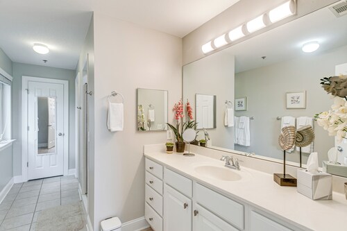 Darien Condo w/ Boat Dock Access: Walk to Downtown