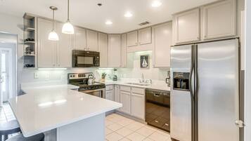 Fridge, microwave, stovetop, dishwasher